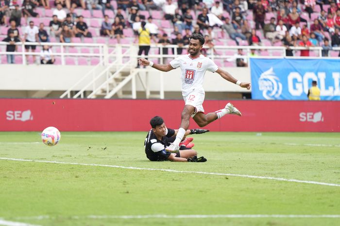Penggawa Malut United, yakni Yakob Sayuri, berhasil mencetak hattrick ke gawang Persis Solo pada laga pekan ke-28  Liga 1 2024-2025.
