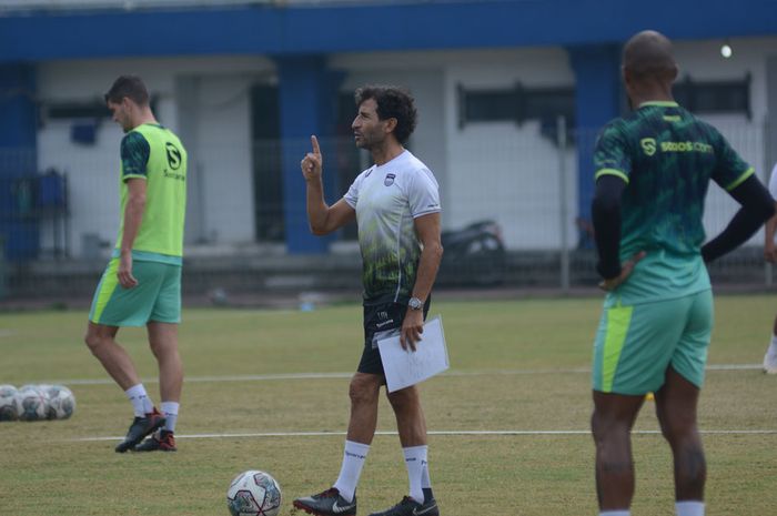 Latihan perdana Persib Bandung di bawah komando Luis Milla. 