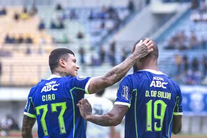 Ciro Alves dan David da Silva di laga antara Persib Bandung versus RANS Nusantara FC pada pekan kedelapan Liga 1 2022/2023 di Stadion Gelora Bandung Lautan Api (GBLA), Bandung, Jawa Barat, Minggu (4/9/2022).