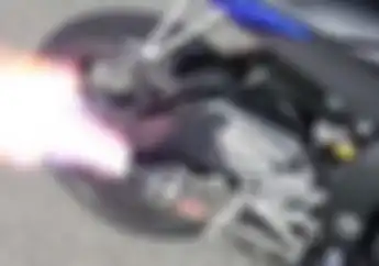 Jarang yang Tahu... Ini 3 Penyebab Knalpot Motor Keluar Api, Seperti Mulut Naga