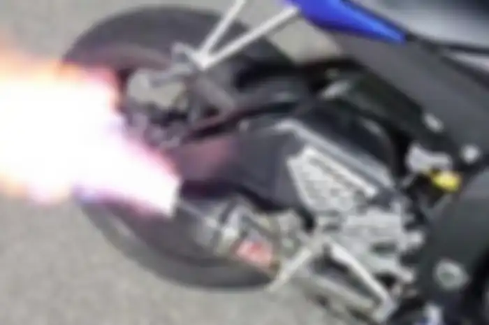 Knalpot motor semburkan api ternyata penyebabnya ada tiga.