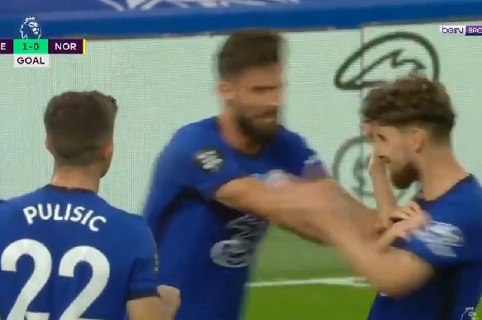 Striker Chelsea, Olivier Giroud, mendorong rekan setim saat melakukan selebrasi gol yang menahbiskan dirinya menjadi raja sundulan Liga Inggris.