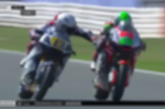 Romano Fenati mencoba menarik tuas rem depan pembalap di sampingnya