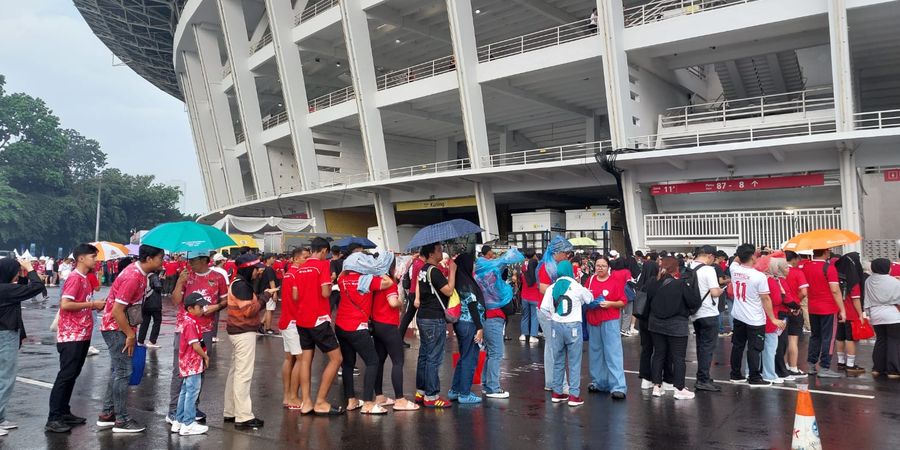 Diwarnai dengan Gerimis, Suporter Timnas Indonesia Sudah Antri Masuk SUGBK 3 Jam Sebelum Laga