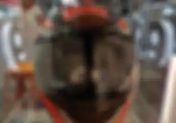 Pakai Cairan Ini di Visor Helm, Dijamin Enggak Ngembun Saat Riding Hujan-hujanan