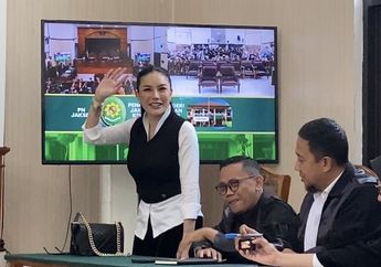 Tampil dengan Busana Hitam Putih, Nikita Mirzani Jalani Sidang Pembacaan Tuntutan Jaksa