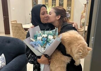 Usai Sebut Sandrinna Michelle Dicuci Otaknya, Ibunda Ikut Klarifikasi Tudingan Sang Putri Tinggal Bareng Junior Roberts: I&rsquo;m Proud About You