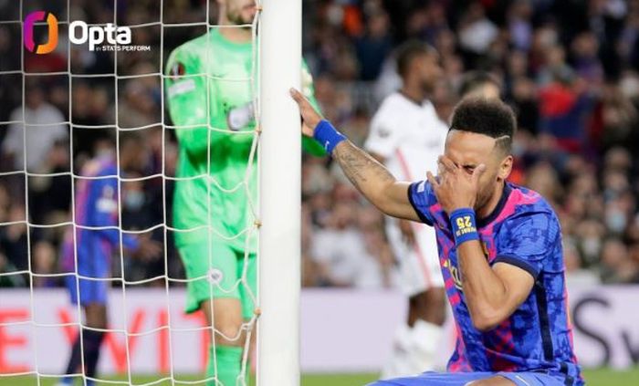 Reaksi Pierre-Emerick Aubameyang usai gagal cetak gol untuk Barcelona dalam duel Liga Europa lawan Eintracht Frankfurt di Camp Nou (14/4/2022).