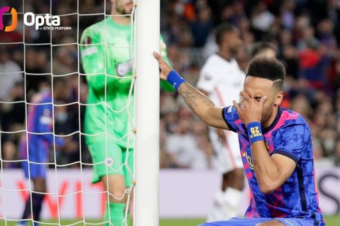 Reaksi Pierre-Emerick Aubameyang usai gagal cetak gol untuk Barcelona dalam duel Liga Europa lawan Eintracht Frankfurt di Camp Nou (14/4/2022).