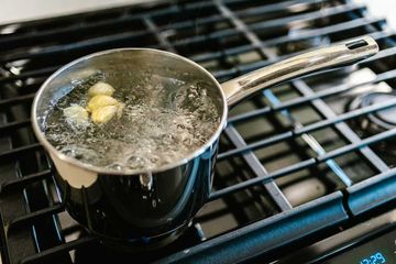 Butuh 15 Menit, Coba Kupas Bawang Putih Lalu Rebus dan Minum Airnya Hangat-hangat, Bertahun-tahun Penyakit Wanita ini Gak Kambuh Lagi