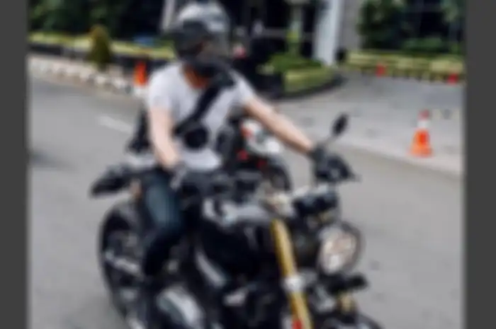 Ariel Noah di atas BMW R Nine T