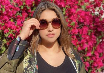 Foto Tak Senonoh yang Diduga Dirinya Sempat Heboh di Internet, Sarah Azhari Kini Kepergok Tampil Seksi Saat Nongkrong Santai di Trotoar Depan Rumah, Netizen: Aku Kira Boneka Barbie 