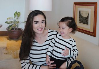 Yasmine Wildblood Sudah Ajarkan Anak Berenang Sejak Usia 6 Bulan