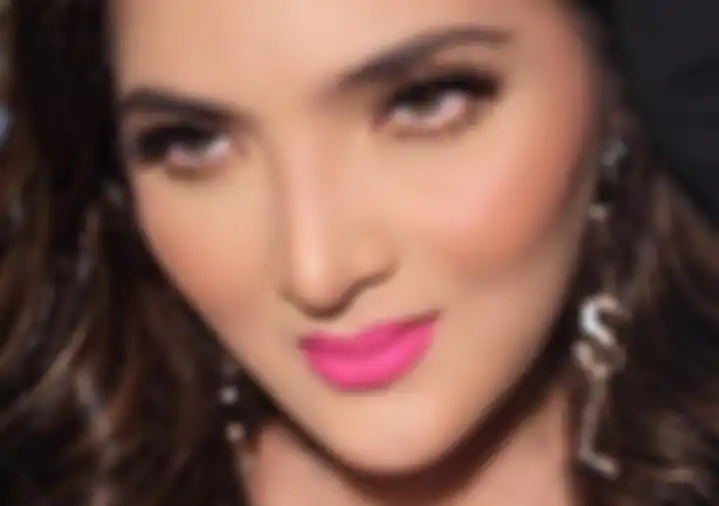 Tampilan Ashanty dengan lipstik pink neon.