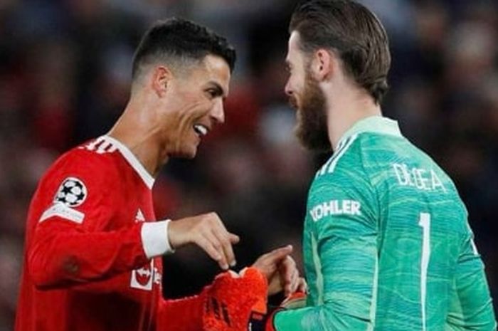 David de Gea (kanan) dikabarkan bersedia kembali ke Manchester United asalkan Erik ten Hag dipecat lebih dulu.