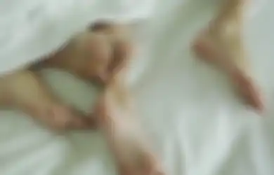 Satroni Kamar Pengantin Saat Bercinta, Ibu Mertua Ini Beri Tutorial Bikin Anak Sambil Pelototi Pasangan Suami Berhubungan Badan, Pengantin Pria Malah Ketakutan