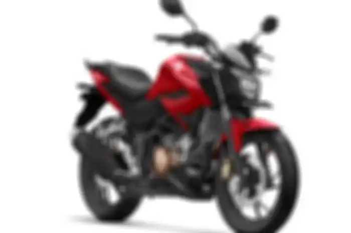 Foto ilustrasi. Begini cara menyimpan jas hujan di motor Honda CB150R.