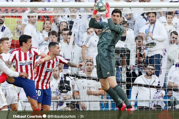 Aksi Thibaut Courtois menyelamatkan gawangnya pada pertandingan derbi Madrid, Sabtu (1/2/2020).