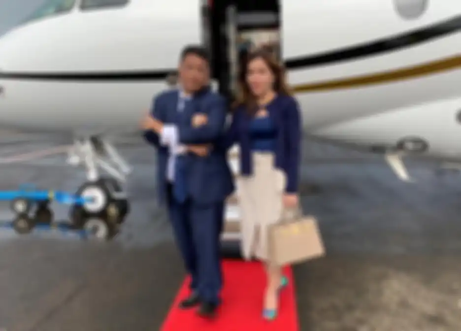 Penampilan mewah Benny Utomo asisten pribadi Hotman Paris Tenteng Tas Branded  harga ratusan juta rupiah saat naik pesawat jet pribadi