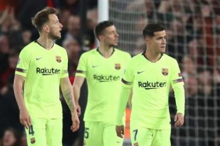 Para pemain Barcelona, Philippe Coutinho, Ivan Rakitic, dan Clement Lenglet bereaksi setelah Liverpool mencetak gol ke gawang mereka pada laga semifinal leg kedua Liga Champions, Rabu (8/5/2019) dini hari WIB.