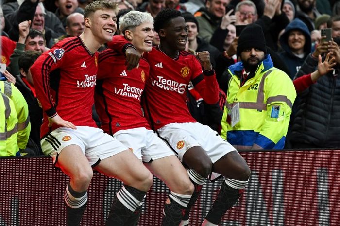 Tiga pemain muda Manchester United (kiri-kanan), Rasmus Hojlund, Alejandro Garnacho, dan Kobbie Mainoo, yang dinilai akan menjadi pemain kunci pada masa depan.