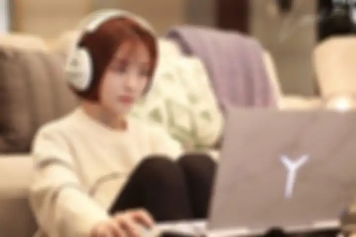 Drama Love Scenery -- ilustrasi di depan laptop