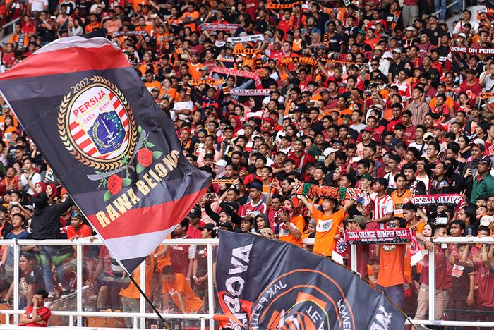 Suporter Persija Jakarta, Jak Mania, saat laga Persija Jakarta melawan Borneo FC di Stadion Gelora Bung Karno Jakarta (1/3/2020)