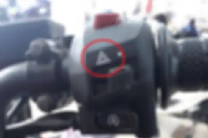 Penggunaan lampu hazard di motor