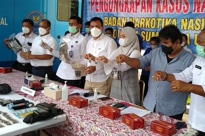 Badan Narkotika Nasional Provinsi Sumatera Utara (BNNP Sumut) menggelar jumpa pers pengungkapan kasus narkotika di Kampus USU, Medan, Sumatera Utara.