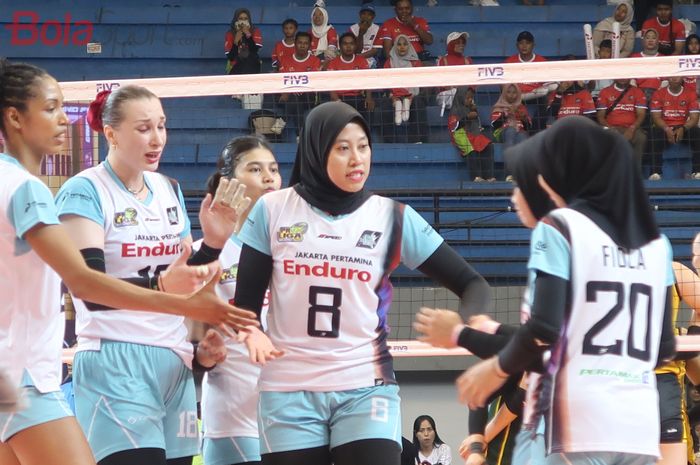 Tim bola voli Jakarta Pertamina Enduro pada laga final pertama melawan Gresik Phonska Plus Pupuk Indonesia di GOR Amongrogo, Yogyakarta, Jumat (24/4/2026).