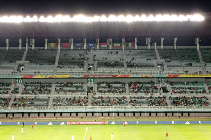 Suasana Pertandingan Maroko Vs Iran babak 16 besar Piala Dunia U-17 2023 di Stadion Gelora Bung Tomo (GBT) Surabaya, Selasa (21/11/2023) sepi penonton