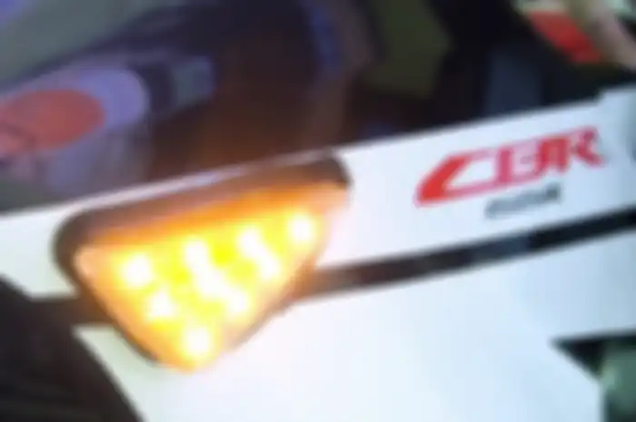 Pasang lampu sein LED di Honda CBR150R