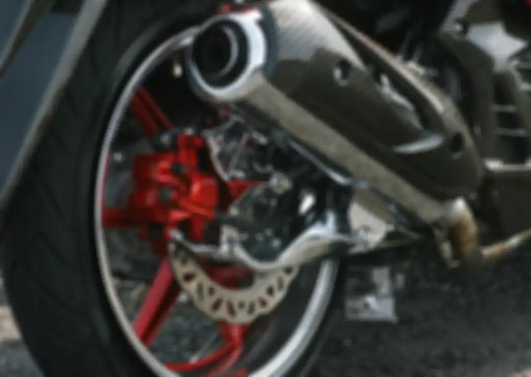 Swingarm Yamaha NMAX dikrom, kontras dengan kaliper dan pelek yang dicat merah