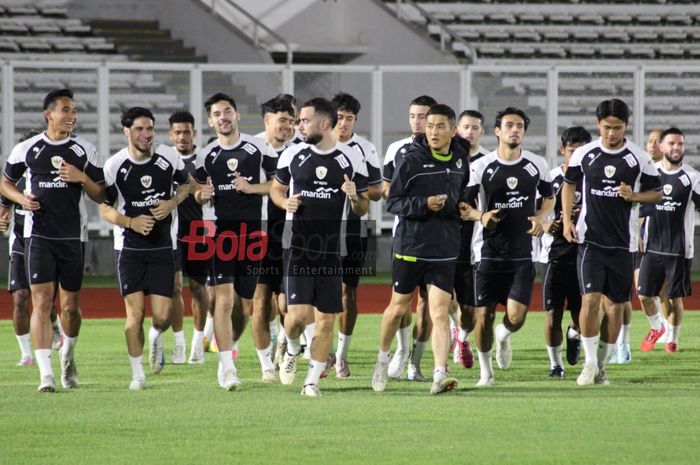 Para pemain Timnas Indonesia saat menjalani latihan terbuka jelang laga lawan Jepang di Stadion Madya, Senayan, Jakarta, Selasa (12/11/2024).