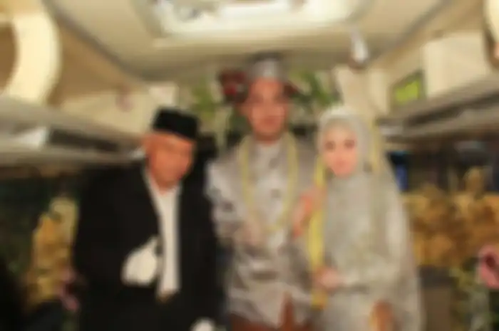 Pasangan yang melangsungkan pernikahan di dalam bus