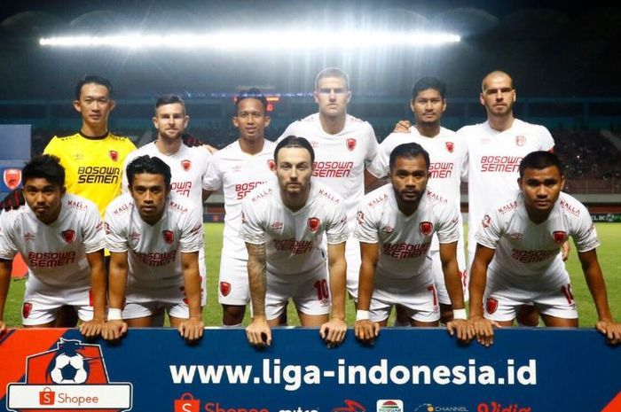 Anggota starting XI PSM Makassar berpose menjelang duel Liga 1 kontra PSS Sleman.