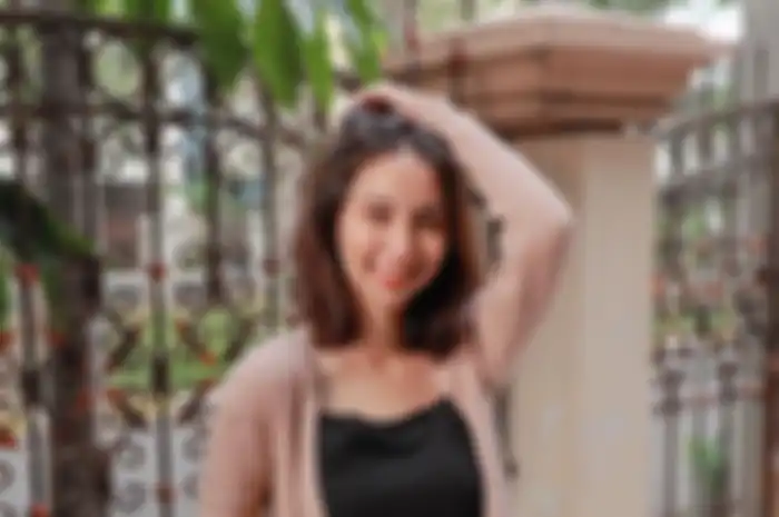 Outfit hitam ala pacar Joshua Suherman, Clairine Clay