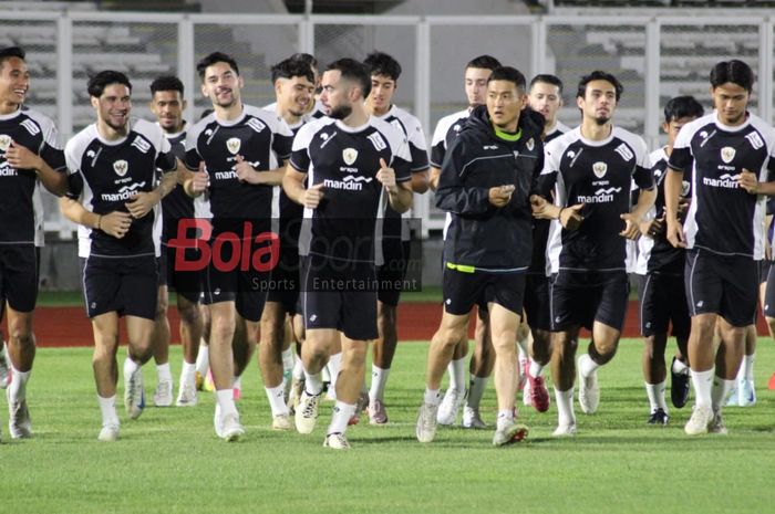 Para pemain Timnas Indonesia saat menjalani latihan terbuka jelang laga lawan Jepang di Stadion Madya, Senayan, Jakarta, Selasa (12/11/2024).