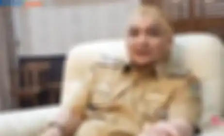 Pasha Ungu dengan rambut kuningnya