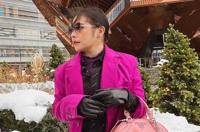 Gaya Prilly pakai outer pink saat liburan