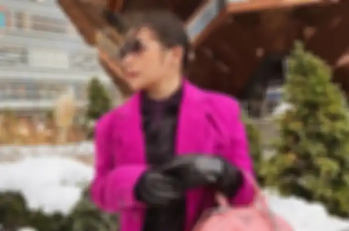 Gaya Prilly pakai outer pink saat liburan
