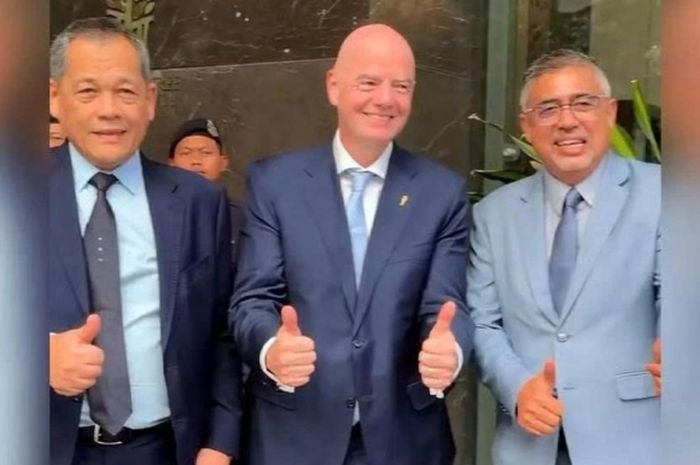 Datuk Noor Azman (paling kanan) berfoto dengan Presiden FIFA Gianni Infantino (tengah).