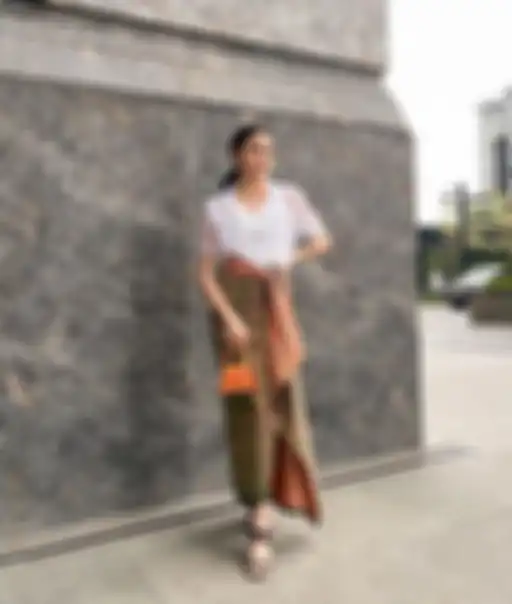 Ide berkain nusantara yang modis buat 17an ala pacar Bisma Karisma, Andira Hadley