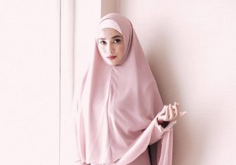 Ussy Sulistiawaty Kenakan Baju Hijab Syar'i, Tetap Mewah Sambil Tenteng Tas Hermes Langka!