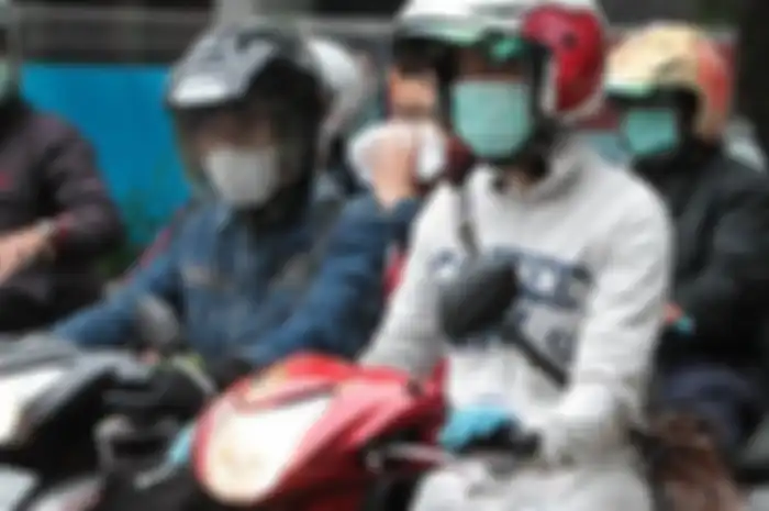Ilustrasi pemotor memakai masker dan sarung tangan.