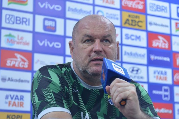 Pelatih Persib Bandung, Bojan Hodak, pada sesi jumpa pers jelang melawan Bali United, Kamis (17/4/2025).
