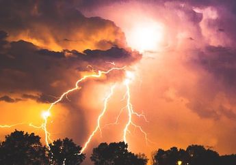 Arti Mimpi Tersambar Petir Tak Usah Khawatir, Justru Pertanda Baik dalam Kehidupan yang Melambangkan Keberuntungan, Begini Penjelasannya