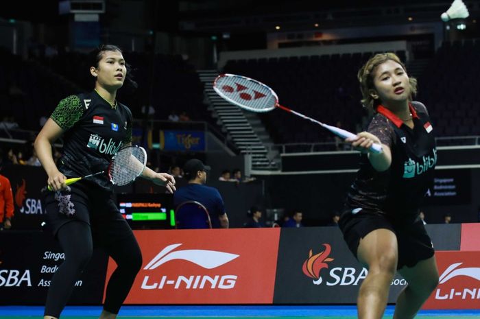 Pasangan ganda putri Indonesia, Yulfira Barkah/Jauza Fadhila Sugiarto, tampil pada babak 16 Besar Singapore Open 2019 di Singapore Indoor Stadium, Singapura, Kamis (11/4/2019).