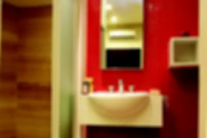 Kamar mandi dan area cuci di apartemen.