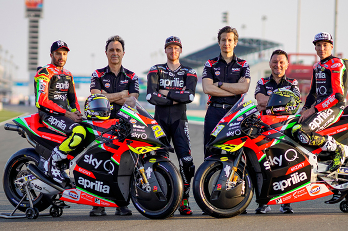 Ilustrasi. Massimo Rivola (ketiga dari kanan) bos tim Aprilia Racing Team Gresini dukung sepenuhnya Andrea Iannone bisa balapan bersama Aprilia di MotoGP